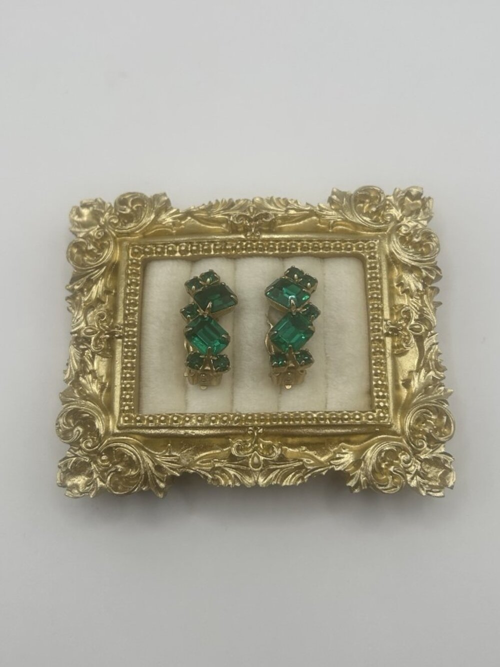 Vintage Emerald Green Rhinestone Gold Tone Clip On Earrings Christmas Gift Vntg - Picture 2 of 14